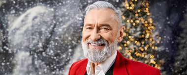 Dostça gülümseyen yaşlı bir beyefendi Noel 'in şenlikli atmosferinin tadını çıkarıyor..