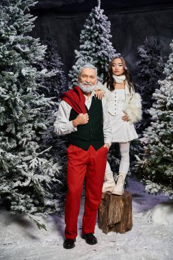 Yürek ısıtan bir an, karlı bir ortamda Noel 'in tadını çıkaran bir büyükbaba ve torunu yakalar.