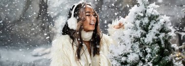 Noel 'in keyifli bir kutlaması. Kar taneleri düşüyor. Bir insan neşeli ruhun tadını çıkarırken.