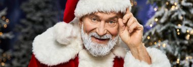 Neşeli Noel Baba, Noel neşesini ağaçlar ve ışıklarla dolu bir kış harikalar diyarına yayar.