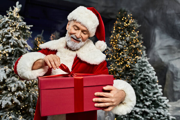 Праздничная сцена разворачивается, как Санта-Клаус разворачивает красиво связанный подарок среди мерцающих деревьев.