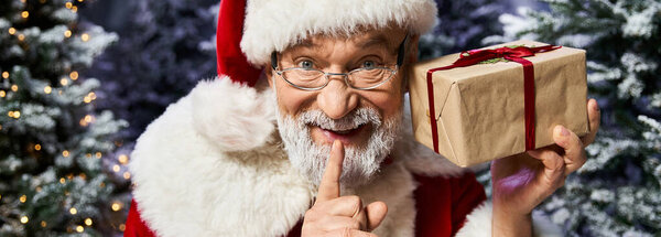 Радостная фигура в красно-белом, обнимающая дух дарования в снежном ландшафте.