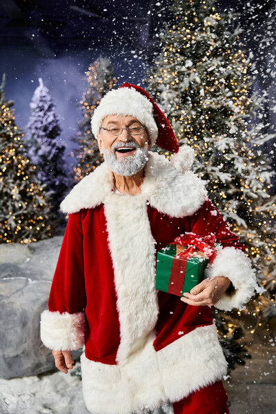 Веселый Санта распространяет радость с подарками среди сверкающего снега и праздничных деревьев.