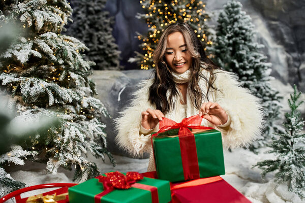 Веселый человек разворачивает зеленый подарок красной лентой в снежной праздничной сцене.