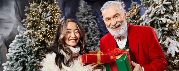 Веселая пара делится завернутыми подарками, празднуя праздничный дух в зимней стране чудес.