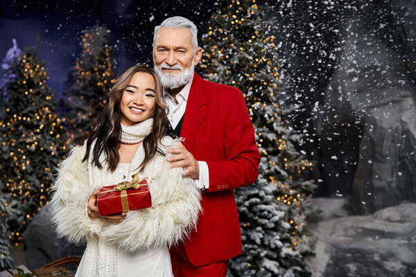 Молодая женщина разделяет трогательный момент с выдающимся человеком в снежной зимней стране чудес.