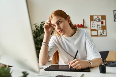 Genç bir adam, parlak, çağdaş bir ofis ortamında bir tablet üzerinde incelikle betimliyor..