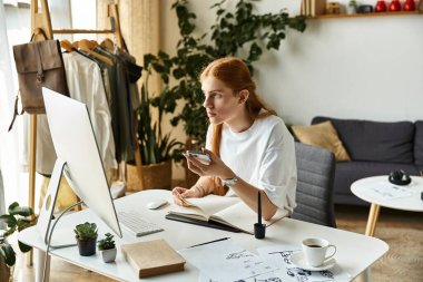 Odaklanmış genç bir kadın modern çalışma alanında telefonla konuşurken notlar alır..