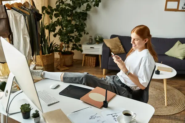 Mobil cihazına şık ve davetkar bir odada otururken odaklanır..