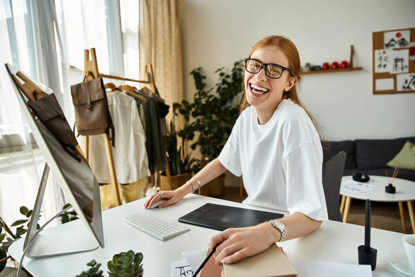 Радостный молодой человек за компьютером в ярком и привлекательном рабочем пространстве.