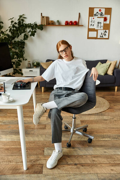 Молодой человек излучает уверенность во время отдыха в современной офисной атмосфере.