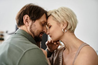 Bir çift hassas bir anda birbirini kucaklıyor, evde birlikte geçirdikleri zamanın tadını çıkarıyorlar..