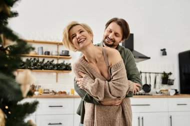 Sevgi dolu bir çift evlerinde sıcak bir kucaklaşmayı paylaşır, neşe ve beraberlik saçar..