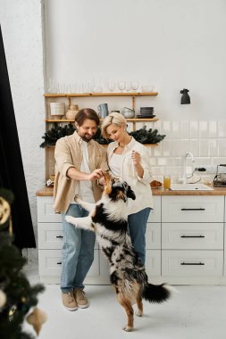Köpekleri sıcacık bir yuva ortamında onlara doğru atlarken bir çift neşeli bir anı paylaşıyor..