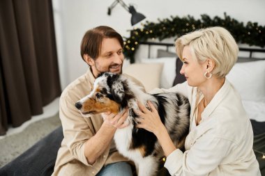 Neşeli bir çift, sıcak bir yuva ortamında neşeli köpekleriyle hassas bir etkileşimi paylaşıyor..