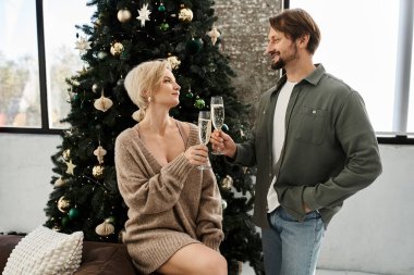 Sevgi dolu bir çift tatil sezonunu sıcak evlerinde şampanya kadehleriyle kutluyor..