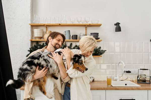 Радостная пара обнимает свою собаку, проводя время вместе дома.