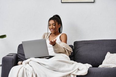 Genç ve güzel bir kadın kanepesinde dinlenirken internetten öğreniyor..