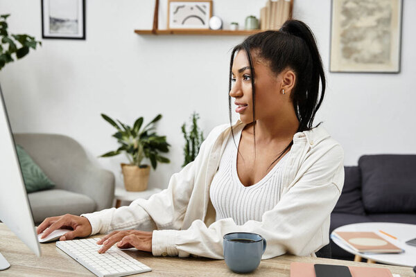 Молодая женщина фокусируется на учебе дома, окруженная растениями и теплой атмосферой.