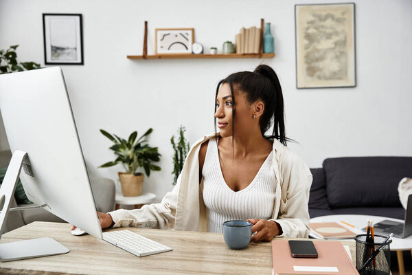 Молодая женщина наслаждается учебой у себя дома, в окружении мирного и организованного рабочего пространства.