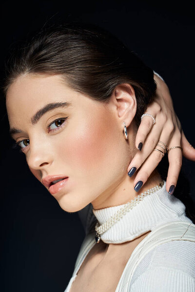 Великолепная женщина демонстрирует свое чувство стиля со сложной позой и увлекательными украшениями.