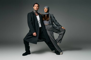 Çağdaş bir sanat ortamında iki genç moda sergiliyor.