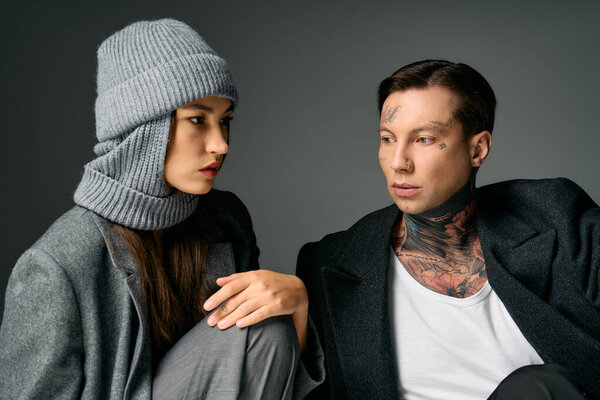 Модная молодая пара, вовлеченная в глубокую беседу, демонстрируя свой уникальный стиль.