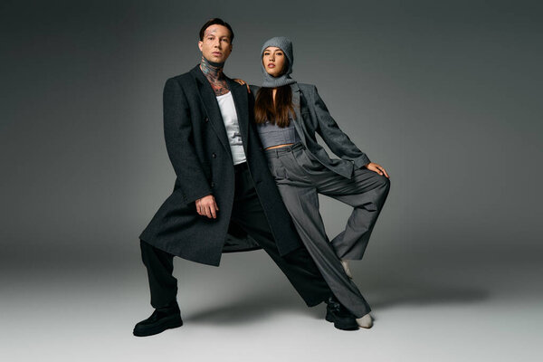 Два молодых человека демонстрируют модную моду в современном искусстве.