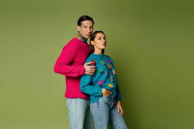 Genç bir çift, yaratıcı bir ortamda canlı moda seçimleri sergiliyor..