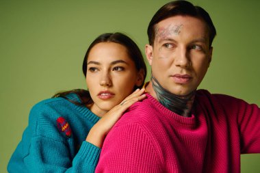 Çekici genç bireyler neşeli, gösterişli renkli stiller ve benzersiz dövmeleri benimsiyor..