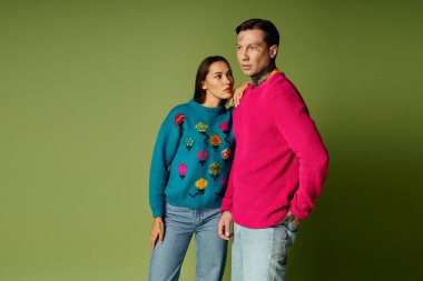 Şık bir ikili hareketli kazaklar sergilerken duruş tarzlarında neşeli duygular sergiliyor..