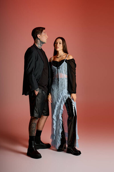 Две молодые привлекательные модели демонстрируют модные наряды в стильной обстановке, выражая уверенность.