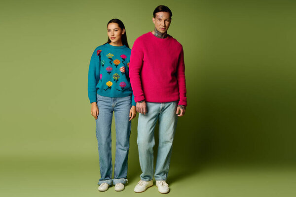 Молодой человек и женщина стоят бок о бок, демонстрируя свою яркую моду и стиль.