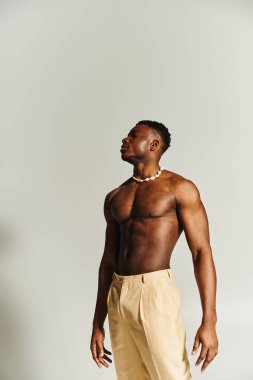 Genç ve yakışıklı bir Afrikalı Amerikalı güçlü bir varlıkla dimdik ayakta duruyor..