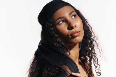 Güzel bir kadın zarafetini sergilerken usulca yukarı bakıyor..