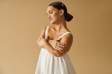 Kısa boylu genç bir kadın zarif bir şekilde güzel bir elbise içinde poz veriyor, çeşitlilik gösteriyor..