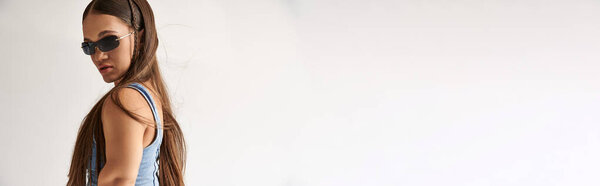 Молодая женщина с короткими ростом модели модные джинсовые наряды в стильной студии.