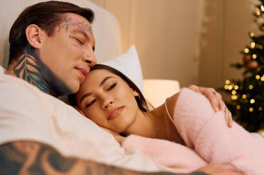 Bir çift, etrafı şenlikli dekorlarla çevriliyken sevgi dolu bir anın tadını çıkarır..