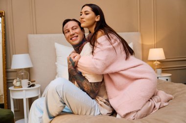 Sevgi dolu bir çift, derin bağlarını ve sevgilerini vurgulayan samimi bir anı paylaşır..