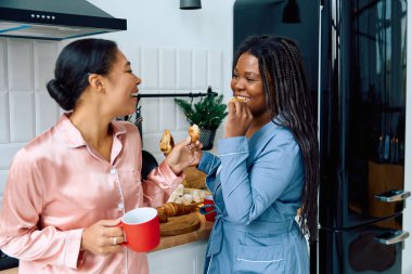 Işıl ışıl bir sabah, sıcak bir mutfakta iki kadın kahkaha ve lezzetli ikramlar paylaşır..