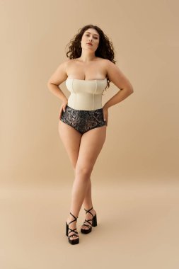 Artı cüsseli kadın zarif modeller tarafsız bir arkaplan karşısında şık iç çamaşırları.