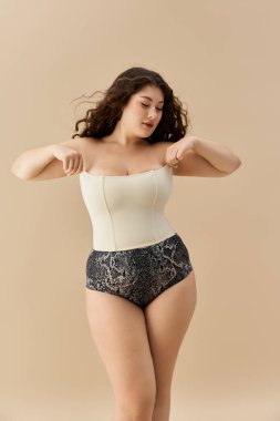 Genç bir kadın iç çamaşırı modelliği yaparken güzelliğini ve tarzını benimsiyor..