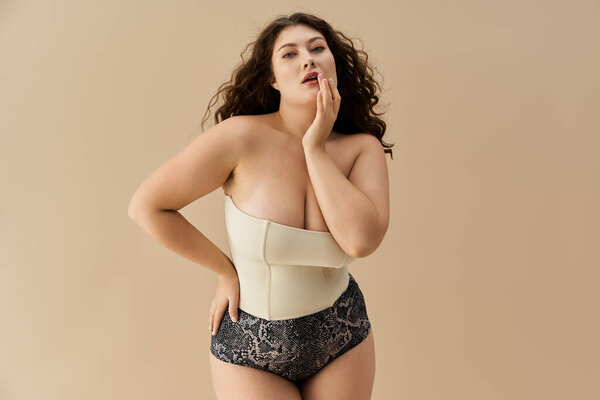 Молодая женщина в модном белье демонстрирует красоту и самовыражение с уравновешенностью и стилем.