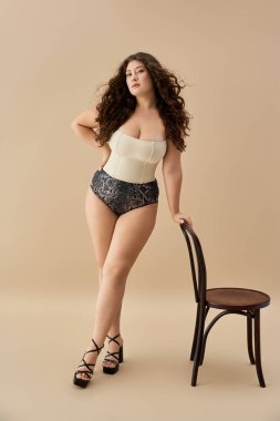 Kendine güvenen genç kadın modeller şık iç çamaşırları, şık moda anları yakalıyor..
