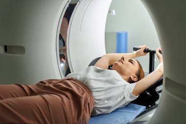 MRI makinesindeki bir kadın hasta, bir sağlık merkezinde..
