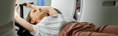 MRI makinesinin içine yerleştirilmiş bir hasta, konfor sağlıyor..
