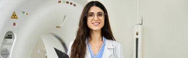 Laboratuvar önlüklü profesyonel bir kadın doktor MRI makinesinin yanında duruyor..