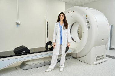 Laboratuvar önlüklü çekici kadın doktor radyolojide hasta teşhisine hazır..