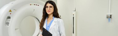 Çekici bir kadın doktor, MRI odasında güven içinde duruyor. Teşhis testleri için hazır..