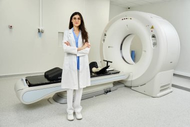 Çekici doktor gelişmiş MRI cihazlarının yanında duruyor. Teşhisi geliştirmeye hazır..